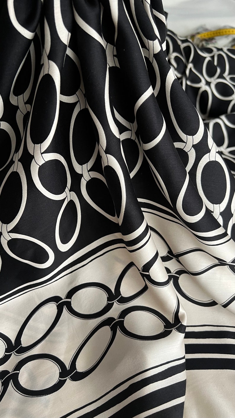 Esclusivo tessuto italiano in viscosa, tessuto di design nel famoso stile del designer, alta qualità, colore: nero-beige, motivo lungo il tessuto immagine 3