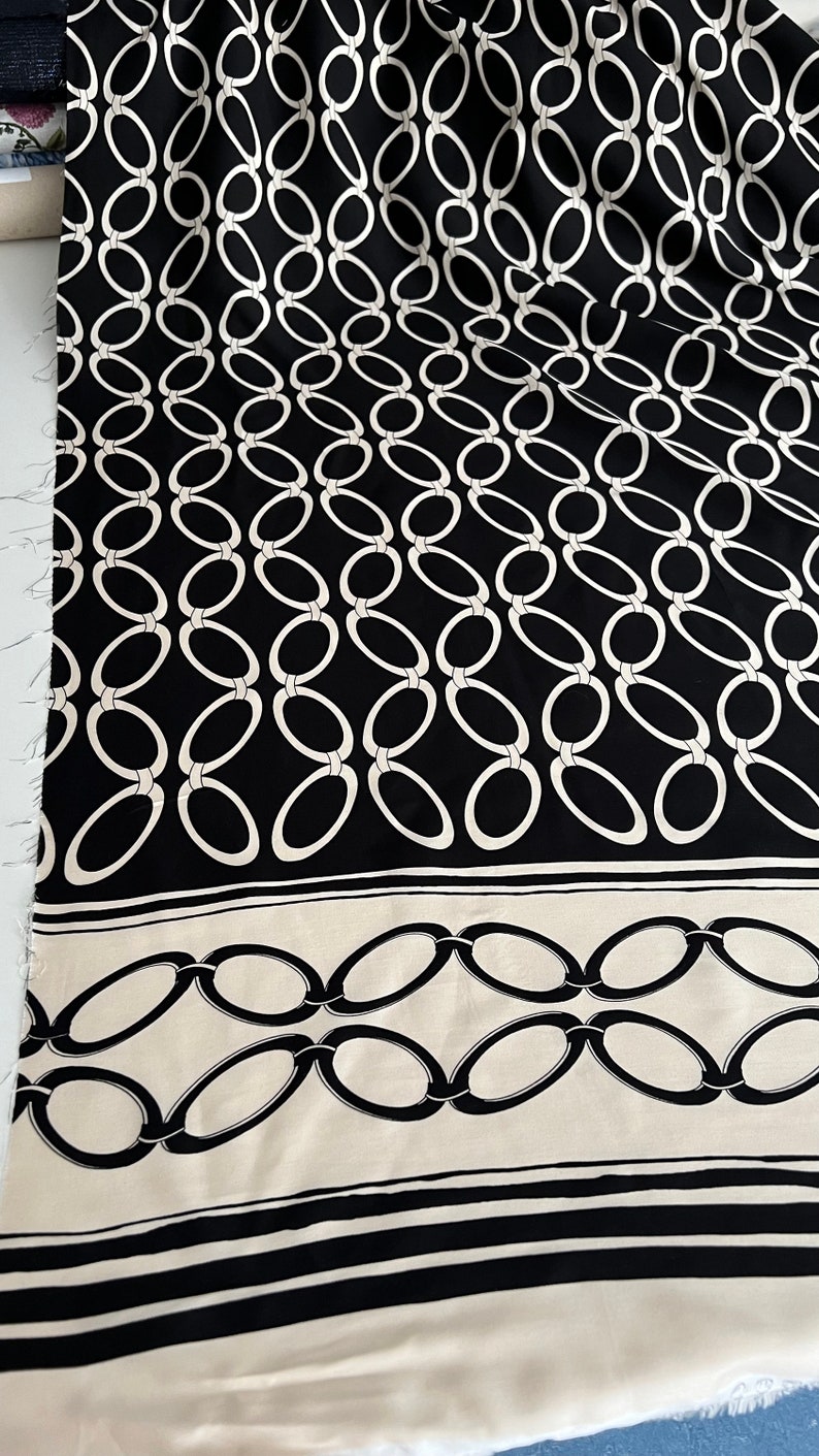 Esclusivo tessuto italiano in viscosa, tessuto di design nel famoso stile del designer, alta qualità, colore: nero-beige, motivo lungo il tessuto immagine 4