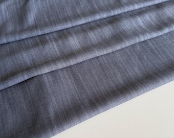 Tessuto in viscosa italiana effetto denim: morbido, leggero e fluido, colore grigio-blu, qualità premium, venduto al metro.