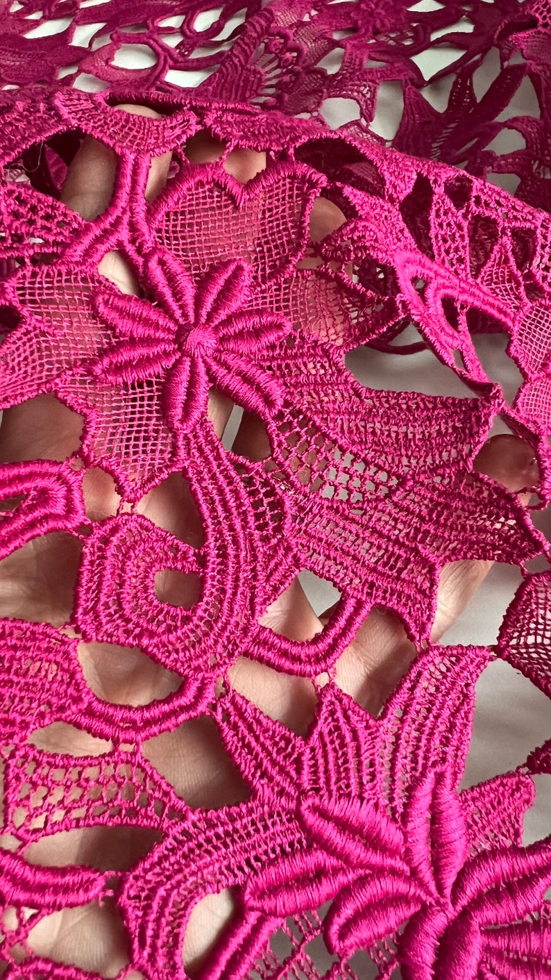 Exclusiva tela italiana prêt-à-porter, tela de diseño, tela de encaje, tela de lujo, efecto 3D, diseñadores famosos, color: fucsia imagen 3