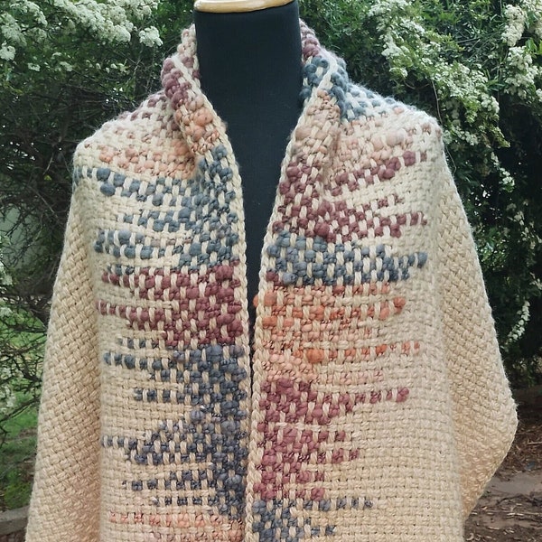 Impressive merino wool hand-woven shawl. Color hand-spun and hand-dyed art yarn detail. Made in Argentina with multi-size Travelling Loom