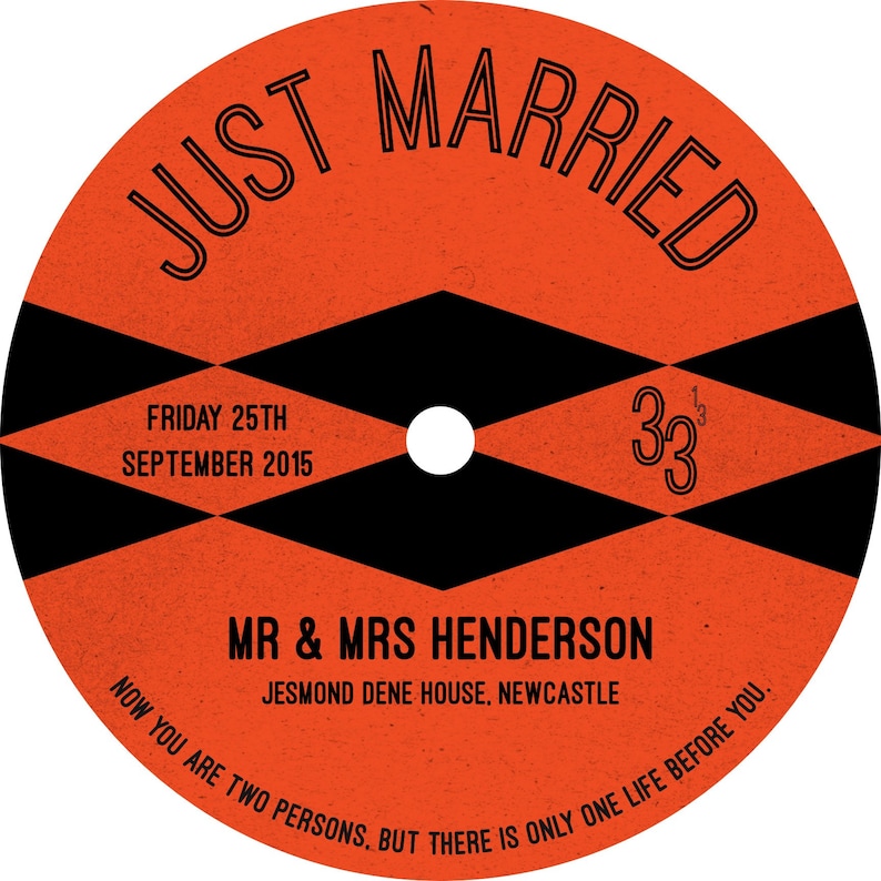 Peut inclure: Annonce de mariage de style disque vinyle orange et noir avec le texte "JUST MARRIED", "FRIDAY 25TH SEPTEMBER 2015", "MR & MRS HENDERSON", "JESMOND DENE HOUSE, NEWCASTLE", "33 1/3", et "NOW YOU ARE TWO PERSONS, BUT THERE IS ONLY ONE LIFE BEFORE YOU."