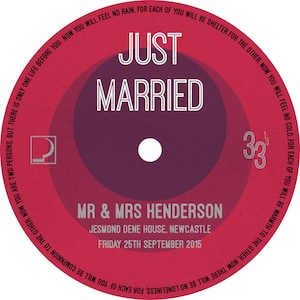 Peut inclure: Un disque vinyle rouge et violet avec le texte "Just Married" en blanc. Le disque comprend &eacute;galement le texte "Mr. & Mrs. Henderson", "Jesmond Dene House, Newcastle", et "Friday 25th September 2015".