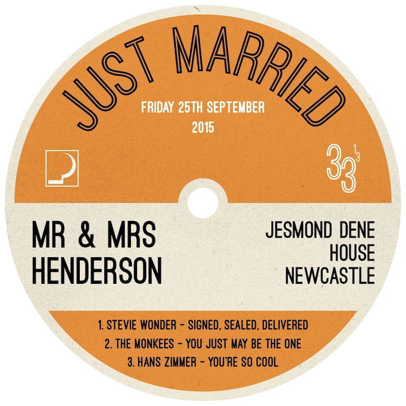 Peut inclure: Une &eacute;tiquette de disque vinyle de style vintage avec le texte "Just Married" en lettres noires sur fond orange. La date "Friday 25th September 2015" est imprim&eacute;e en dessous. Le texte "Mr & Mrs Henderson" est imprim&eacute; en noir sur fond cr&egrave;me. Le texte "Jesmond Dene House Newcastle" est imprim&eacute; en noir sur fond cr&egrave;me. Le texte "33 1/3" est imprim&eacute; en orange sur fond cr&egrave;me. Le texte "Stevie Wonder - Signed, Sealed, Delivered", "The Monkees - You Just May Be The One", et "Hans Zimmer - You're So Cool" est imprim&eacute; en noir sur fond orange.