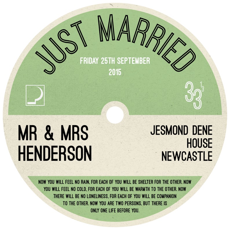Peut inclure: Une annonce de mariage circulaire de style disque, de couleur verte et blanche, avec le texte "Just Married" en lettres noires. L'annonce comprend la date "Friday 25th September 2015", les noms "Mr & Mrs Henderson", et le lieu "Jesmond Dene House, Newcastle".