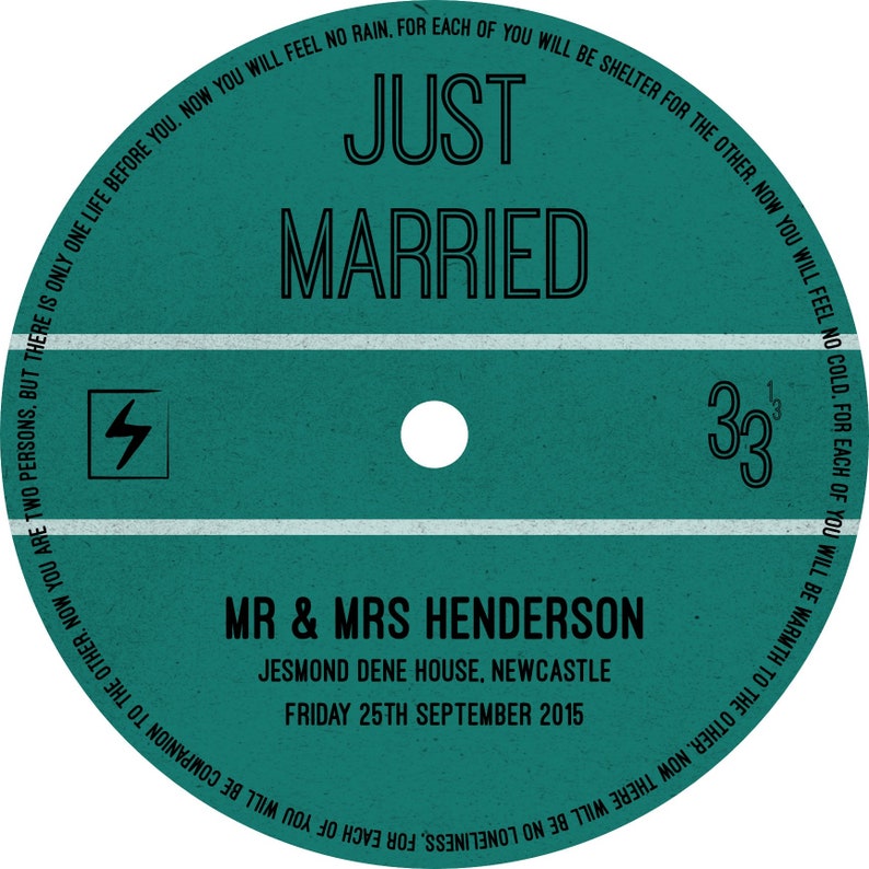 Peut inclure: Un disque vinyle bleu sarcelle avec le texte "Just Married" en lettres noires. Le disque comprend &eacute;galement les noms "Mr. & Mrs. Henderson" et la date "Friday 25th September 2015".