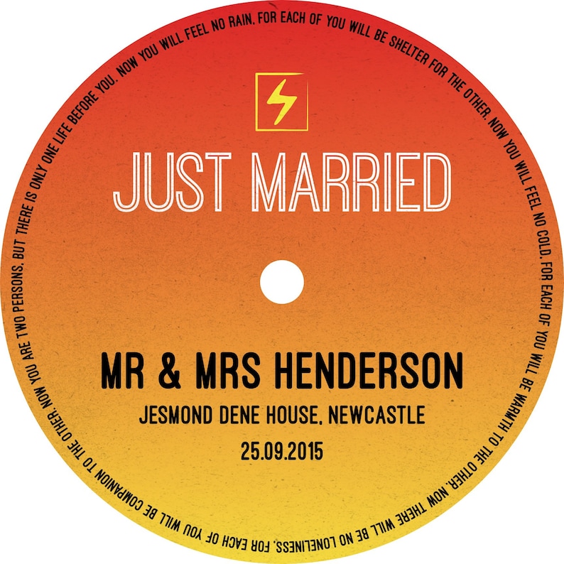 Peut inclure: Un disque rond orange et jaune avec le texte "Just Married" en blanc. Sous le texte se trouve "Mr & Mrs Henderson" et "Jesmond Dene House, Newcastle" en noir. La date "25.09.2015" est &eacute;galement en noir. Le disque a un symbole d'&eacute;clair blanc dans un carr&eacute; jaune dans le coin sup&eacute;rieur droit.