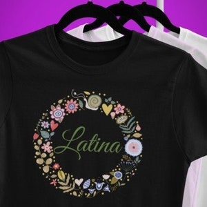 Camiseta latina con corona floral: camiseta unisex de verano