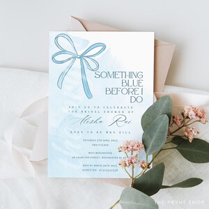 Puede incluir: Una invitación de despedida de soltera azul y blanca con un fondo de acuarela y un lazo azul. La invitación dice "Something Blue Before I Do" e incluye el nombre de la novia, Alisha Rai, y la fecha y hora de la despedida de soltera.