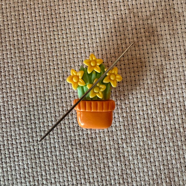 Daffodil needleminder, daffodil needleminder, floral needle minder, needleminder, magnetic needle keep, cross stitch gift, embroidery gift