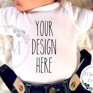 Biały Onesie Mockup | Świąteczny Mockup | Dodaj swój projekt Baby Mockup | Królicze Skóry Body Mockup | Bożonarodzeniowy Mockup Baby