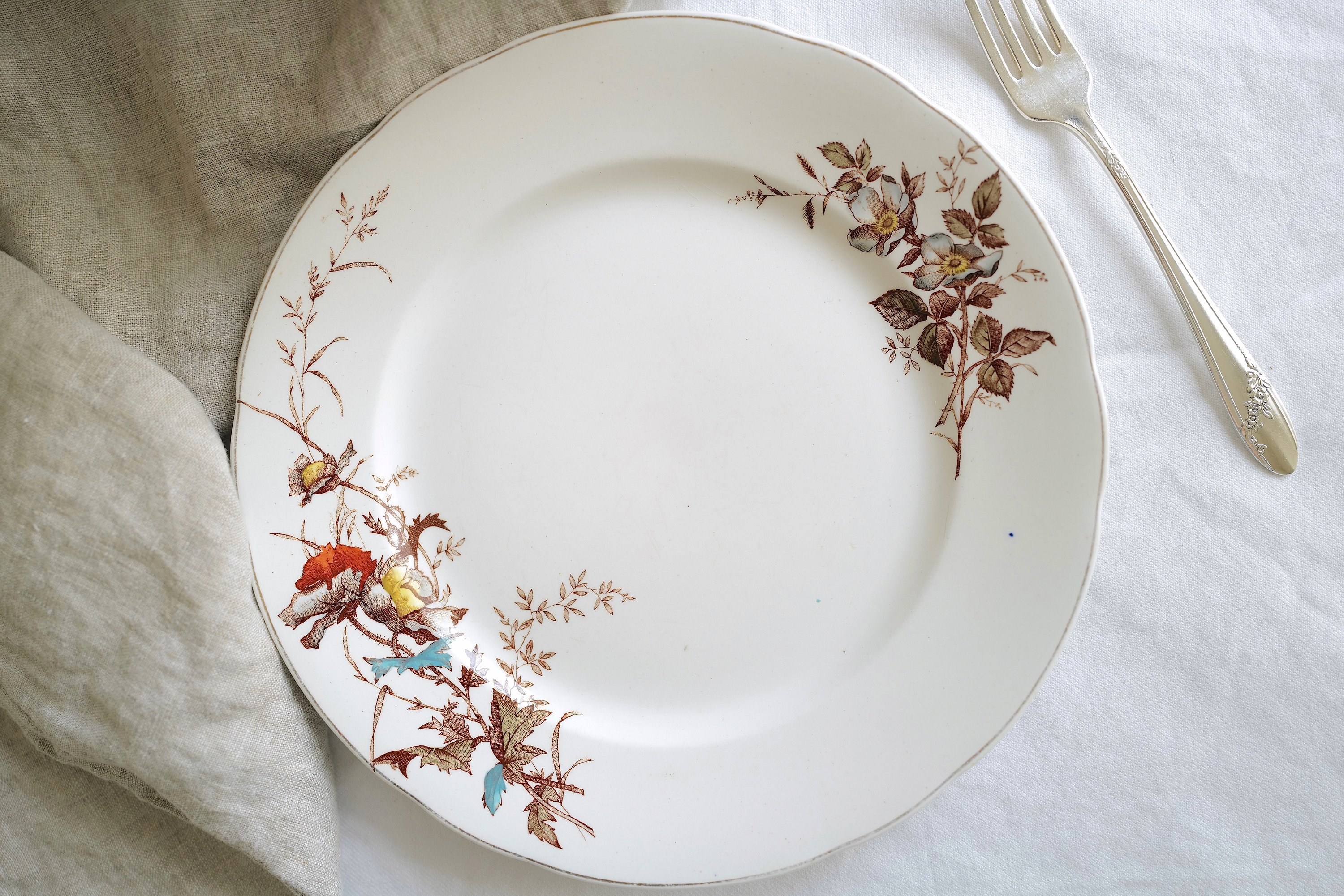 Ridgway England Royal Semi-Porcelain Buckingham No.72235 Floral Design Gold Rim Dinner Plate