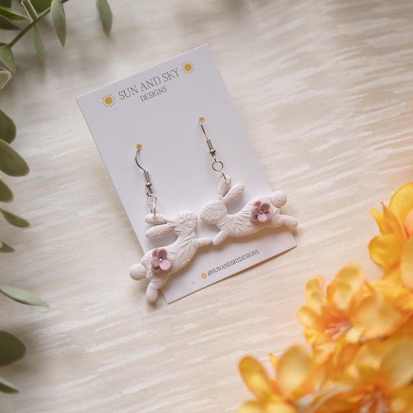 Pendientes de arcilla polimérica con forma de conejito floral / Pendientes colgantes de primavera hechos a mano