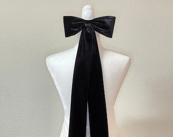 Laço de cabelo de veludo preto: caudas longas, presilha feita à mão