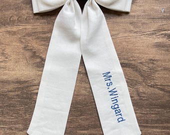 Personalisierte Leinen Haarschleife gestickter Name, feste Farbe