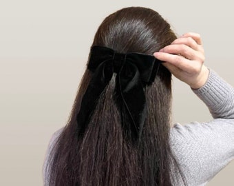 Laço de cabelo curto em veludo preto com fitas, estilo presilha francesa.