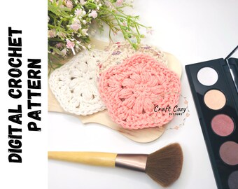 Könnte beinhalten: Ein digitales Häkelmuster für die Herstellung eines Sets aus drei gehäkelten Make-up-Entfernungspads. Die Pads sind in Weiß und Rosa und werden auf einer Holzoberfläche mit einem Make-up-Pinsel und einer Make-up-Palette gezeigt. Der Text "Craft Cozy Designs" ist im Bild sichtbar.