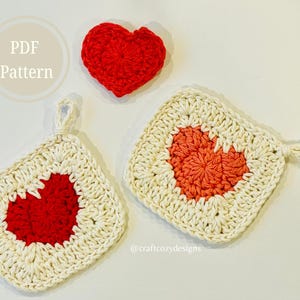 Op de afbeelding: Een handgemaakt gehaakt hart en twee vierkante pannenlappen met hartmotieven. De pannenlappen zijn crèmekleurig met rode en oranje harten. De tekst "PDF Pattern" staat in een cirkel linksboven.
