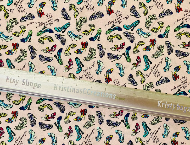 Może przedstawiać: Materiał z powtarzającym się wzorem kolorowych but&oacute;w na wysokim obcasie w r&oacute;żnych stylach i kolorach, w tym czerwonym, niebieskim, zielonym i ż&oacute;łtym. Na materiale wydrukowano r&oacute;wnież frazę "One shoe can change your life". Na wierzchu materiału znajduje się linijka.