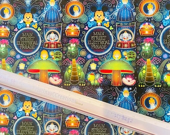 Disney Parks Mickey Main Street Electrical Parade, tkanina rzemieślnicza wykonana w 100% z bawełny, o długości pół jarda.