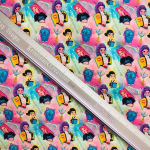 Może przedstawiać: Kolorowa tkanina z powtarzającym się wzorem stylizowanych kobiet w żółtych kurtkach, niebieskich postaciach przypominających koty i innych elementach. Tło ma efekt akwareli z różowymi, niebieskimi i żółtymi odcieniami. Linijka jest ułożona po przekątnej.