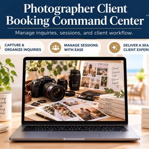Op de afbeelding: Een laptopscherm toont een interface voor een boekingscentrum voor fotografen met tekst over het beheren van aanvragen. Het scherm toont een camera, lenzen en afgedrukte foto's. Een mok met tekst en boeken staan op het bureau.