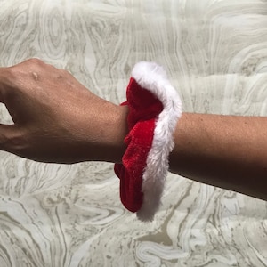 Holiday Scrunchies, Velvet Scrunchies, Santa Scrunchies, Xmas Hair Tie, Christmas Hair Accessories, Xmas Scrunchies, Christmas Hair Tie