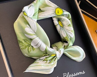 Foulard carré 100 % soie Daisy 53 cm, écharpe pour femme, écharpe tendance, bandana, bandeau, chouchou, écharpe à fleurs dahlia, écharpe verte