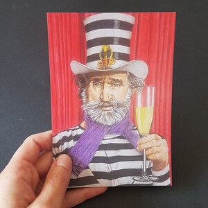 Könnte beinhalten: Eine Grußkarte mit einer Illustration eines Mannes mit gestreiftem Zylinder und lila Schal, der ein Sektglas hält. Der Hintergrund ist ein roter Vorhang.