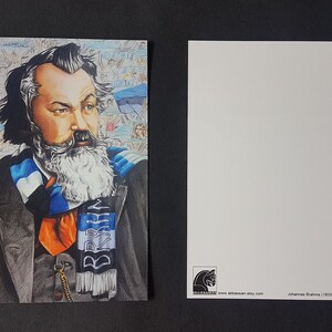 Puede incluir: Una postal con un retrato a l&aacute;piz de color de Johannes Brahms, con barba blanca y bufanda. La postal tiene un reverso en blanco y el texto "Johannes Brahms (1833-1897)".