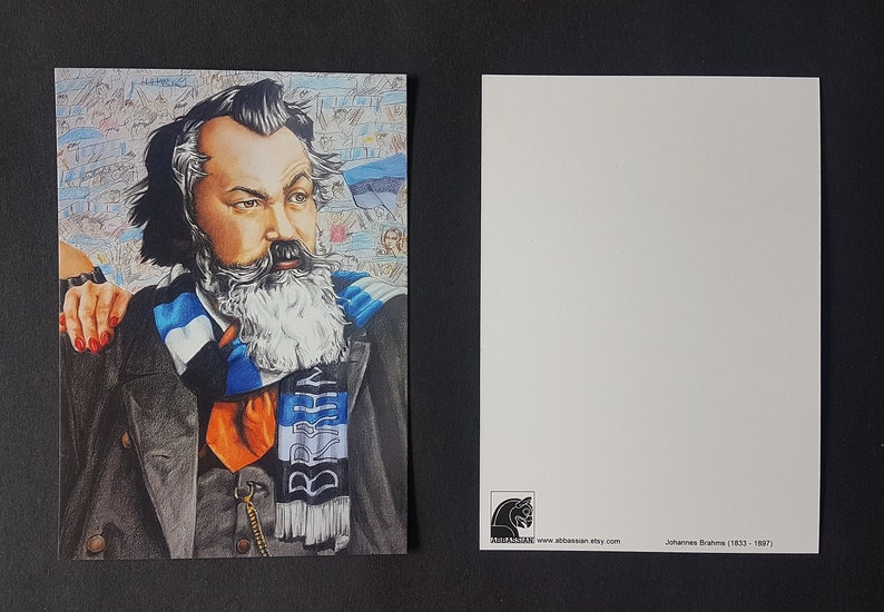 Puede incluir: Una postal con un retrato a l&aacute;piz de color de Johannes Brahms, con barba blanca y bufanda. La postal tiene un reverso en blanco y el texto "Johannes Brahms (1833-1897)".