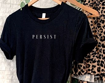 Puede incluir: Camiseta negra con la palabra "PERSIST" impresa en blanco en la parte delantera.