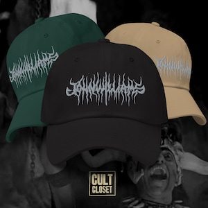 Puede incluir: Tres gorras de béisbol en diferentes colores: verde, negro y beige. Cada gorra tiene un logotipo bordado en plata que dice "JOHN WILLIAM" en una fuente gótica.