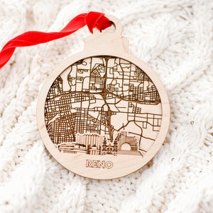 Ornamento con mappa dello skyline di Reno, Nevada - Regalo di Natale unico a tema viaggio, souvenir della città e ricordo personalizzato