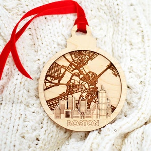 Adorno con el mapa del horizonte de Boston, Massachusetts: regalo navideño único con temática de viajes, recuerdo de la ciudad y recuerdo personalizado.