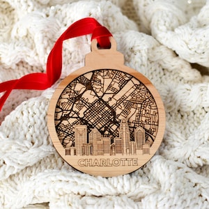 Adorno con el mapa del horizonte de Charlotte, Carolina del Norte: regalo navideño único con temática de viaje, recuerdo de la ciudad y recuerdo personalizado.