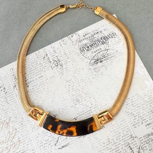 Vintage Napier Gold Tone Snake Chain Tortoise Shell Lucite Collar Necklace – Bold 1980s Statement Jewelry, Chunky Designer Choker, Retro Fas