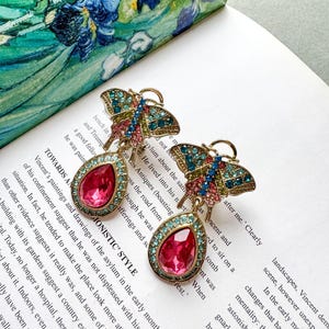 Heidi Daus Schmetterling Fantasie Ohrringe • Vintage Multicolor Kristall durchbohrt • Pink Teardrop Statement Designer Schmuck Bold Sammler Geschenk