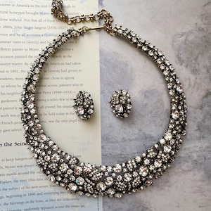 Heidi Daus set met kristallen kraagketting en clipoorbellen | AB strass statement slabbetje | Antiekgoudkleurige bruids- / galasieraden NIB