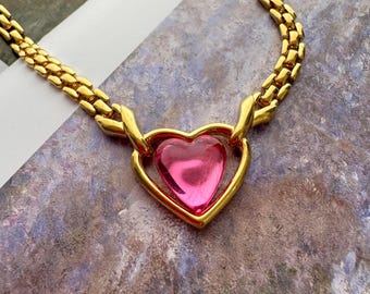 Colar raro vintage Trifari com coração rosa em acrílico e corrente dourada - Joia de designer marcante