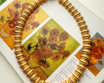 Colar vintage Anne Klein dourado canelado, estilo gargantilha marcante dos anos 80, joia ousada.