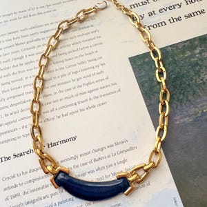 Vintage Monet gouden schakelketting marine geëmailleerde staaf statement ketting jaren 1980 designer sieraden