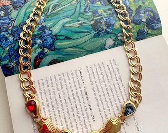 Rara collana vintage Swarovski con cabochon multicolore rosso, verde e viola, gioiello di design di grande impatto.