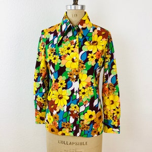 Vintage 1970s BRIGHT FLORAL Print Poly Blouse / Shirt