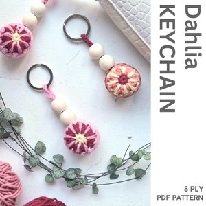 Pode incluir: Padrão de crochê para chaveiro Dahlia, 8 fios, padrão PDF. Dois chaveiros de flores de crochê com contas rosa e brancas.