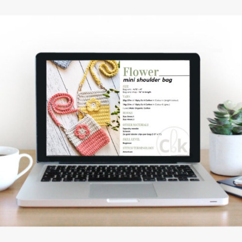 Pode incluir: Um laptop exibe um padr&atilde;o de croch&ecirc; para uma "Flower mini shoulder bag". O padr&atilde;o inclui instru&ccedil;&otilde;es, medidas e uma lista de materiais. A tela mostra imagens das bolsas acabadas em rosa, amarelo e bege.