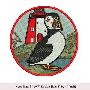 Può includere: Disegno ricamato di un puffin in piedi di fronte a un faro rosso e bianco. Il puffin è nero e bianco con un becco arancione. Il design è su uno sfondo blu e verde.