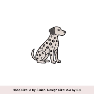 Puede incluir: Diseño bordado de un perro dálmata sentado con manchas negras sobre un cuerpo color crema. El perro tiene la cabeza negra y está delineado con hilo negro. El tamaño del diseño es de 5,8 cm por 6,4 cm.