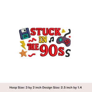 Pode incluir: Design bordado com o texto "STUCK IN THE 90s" em vermelho, amarelo e preto. Inclui um disquete, uma nota musical, um controle de jogo, um raio e uma estrela. O tamanho do design é de 6,35 cm por 3,56 cm.