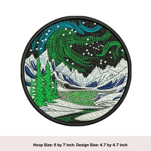 Puede incluir: Diseño bordado de un paisaje montañoso nevado con un lago y un bosque verde en primer plano. El cielo es azul oscuro con auroras boreales verdes y azules y estrellas blancas. El diseño es circular y mide 4,7 pulgadas de diámetro.